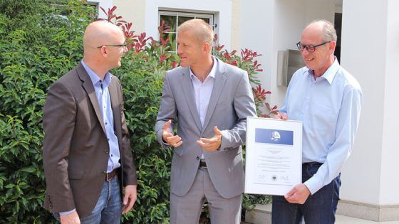 Thorsten Kreuser von der VBG, Klaus Weyer, Geschäftsführer der horst weyer und partner gmbh und Erwin Jörgens, Leiter Arbeitsschutz, bei der Übergabe der Zertifizierung am Dürener Hauptstandort