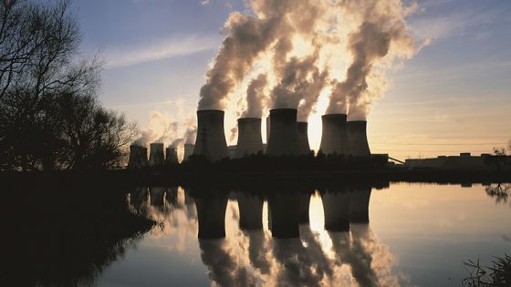 Kraftwerk an einem See