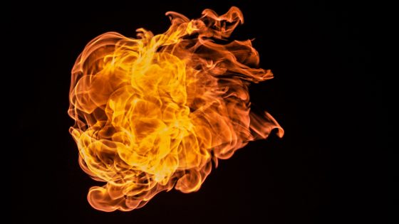 Flammen vor schwarzem Hintergrund - Explosionsschutz