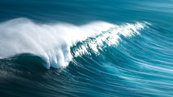 Welle im Meer bricht