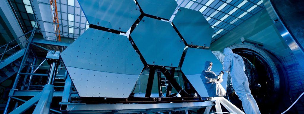 Person kontrolliert technische Anlage